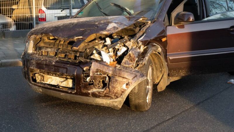 Verkehrsunfall in Dülken: Feuerwehr stoppt auslaufenden Diesel nach Unfall