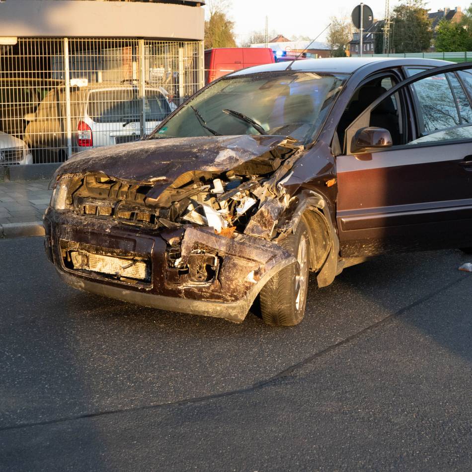 Verkehrsunfall in Dülken: Feuerwehr stoppt auslaufenden Diesel nach Unfall