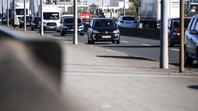 A52 bei Düsseldorf: Gesperrte A44 sorgt für kilometerlangen Stau
