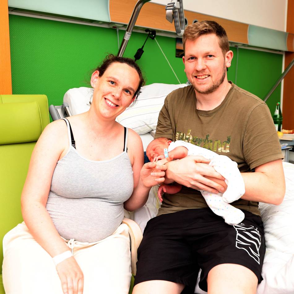 Geburt vor Krankenhaus Neuwerk: „Der Rettungswagen stoppte gerade, da kam Lenn auf die Welt“