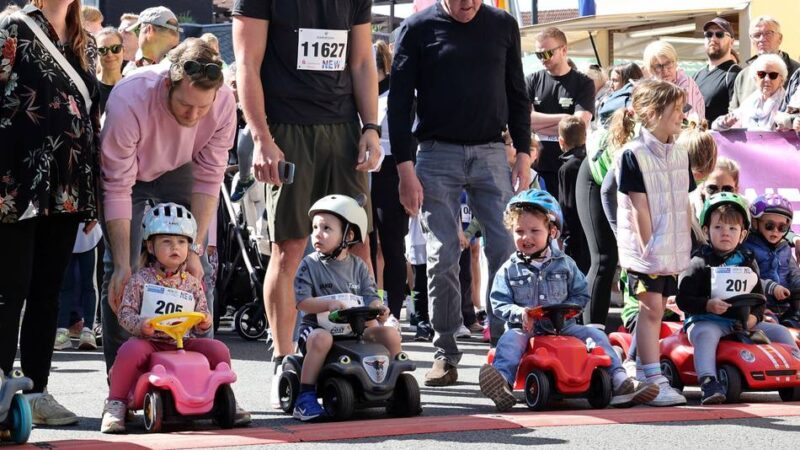 Korschenbroicher Laufveranstaltung: Familienspaß beim City-Lauf auf Beinen und auf Bobbycars