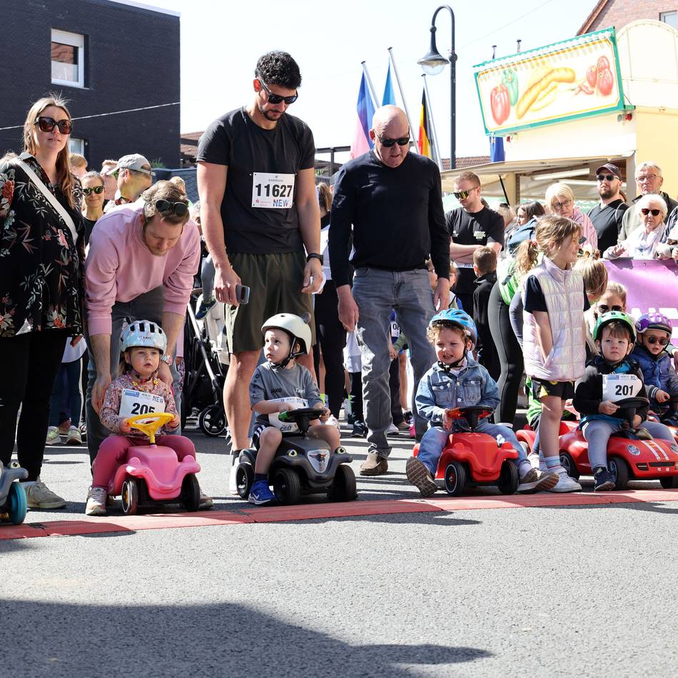 Korschenbroicher Laufveranstaltung: Familienspaß beim City-Lauf auf Beinen und auf Bobbycars