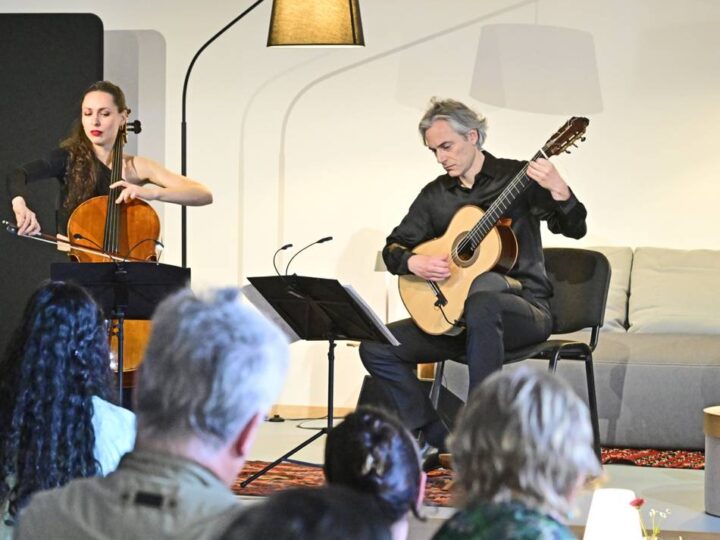 Duo Kravets-Kassung in Mönchengladbach: Wenn Cello und Gitarre zwischen Büchern verschmelzen