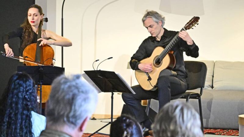Duo Kravets-Kassung in Mönchengladbach: Wenn Cello und Gitarre zwischen Büchern verschmelzen