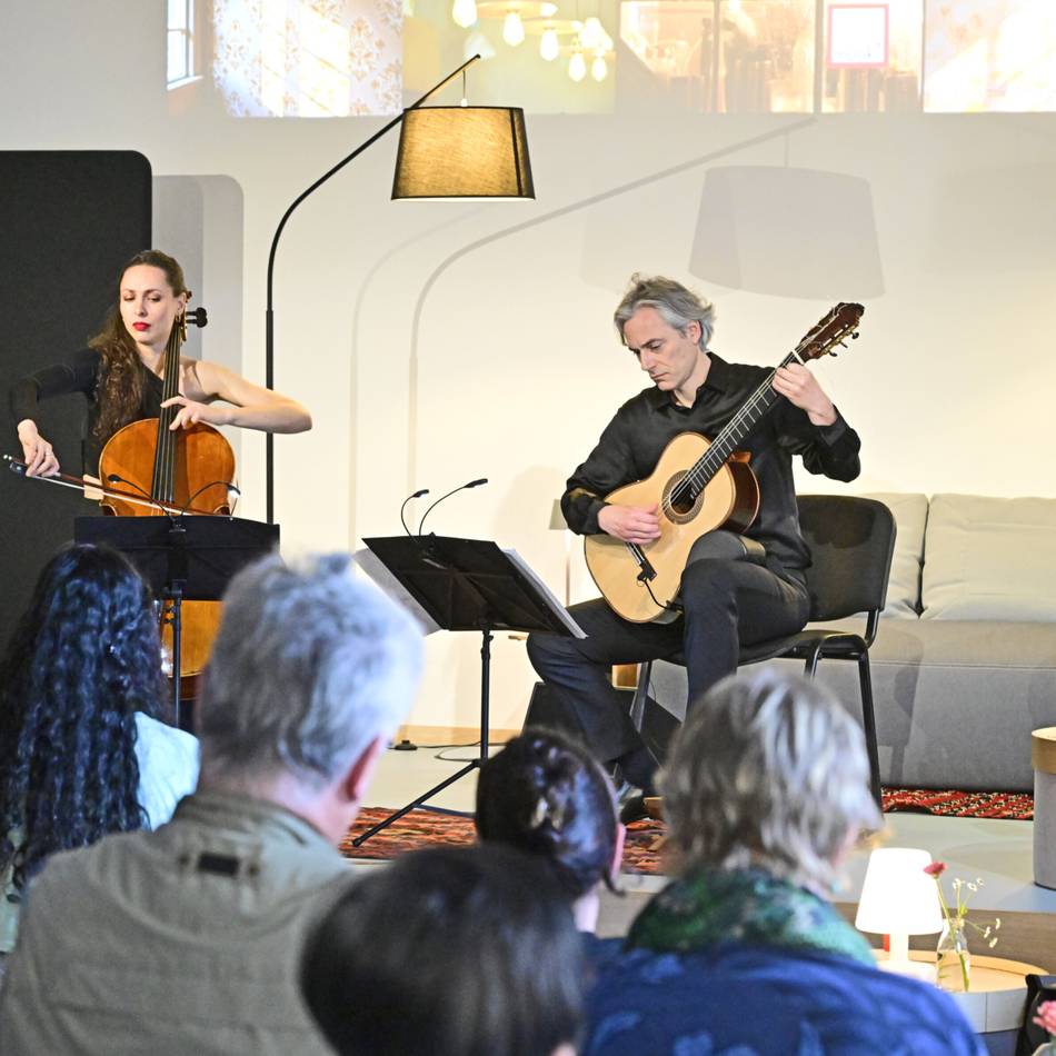 Duo Kravets-Kassung in Mönchengladbach: Wenn Cello und Gitarre zwischen Büchern verschmelzen