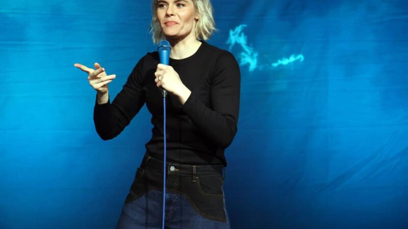 Mit neuem Comedy-Programm in Mönchengladbach: Hazel Brugger entführt in den ESC-Kosmos – und nach Südhessen