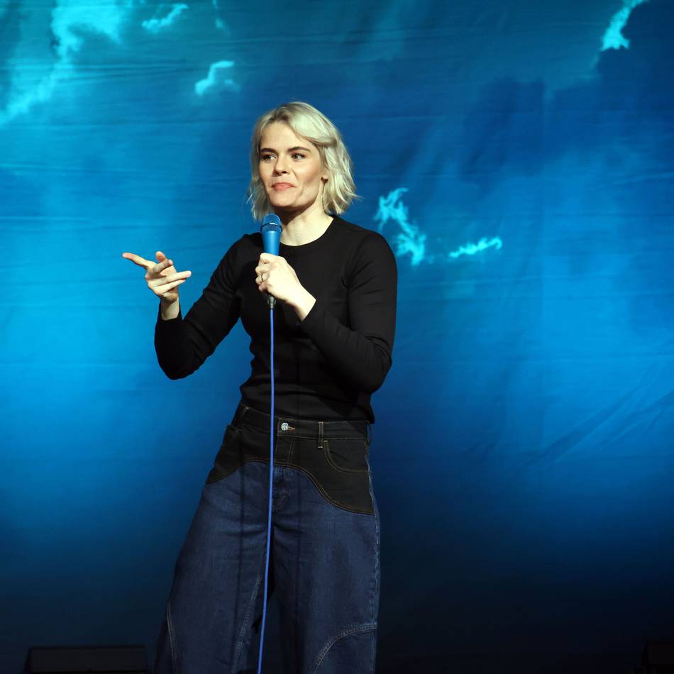 Mit neuem Comedy-Programm in Mönchengladbach: Hazel Brugger entführt in den ESC-Kosmos – und nach Südhessen