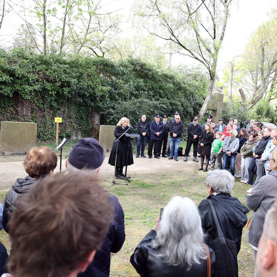 Antisemitismus in Mönchengladbach: 400 Teilnehmer bei Mahnwache nach Schändung zweier Ehrenmale