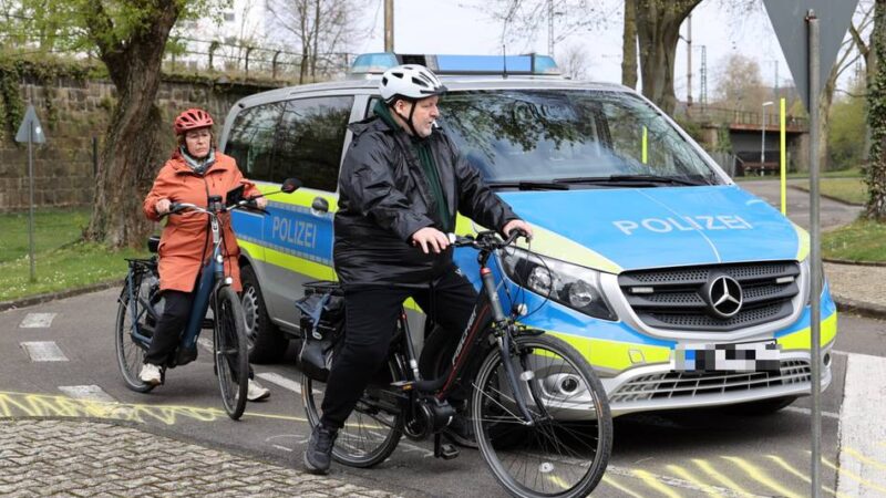 Training für Senioren in Mönchengladbach: Polizei warnt Pedelec-Fahrer vor Unfällen mit Lkw