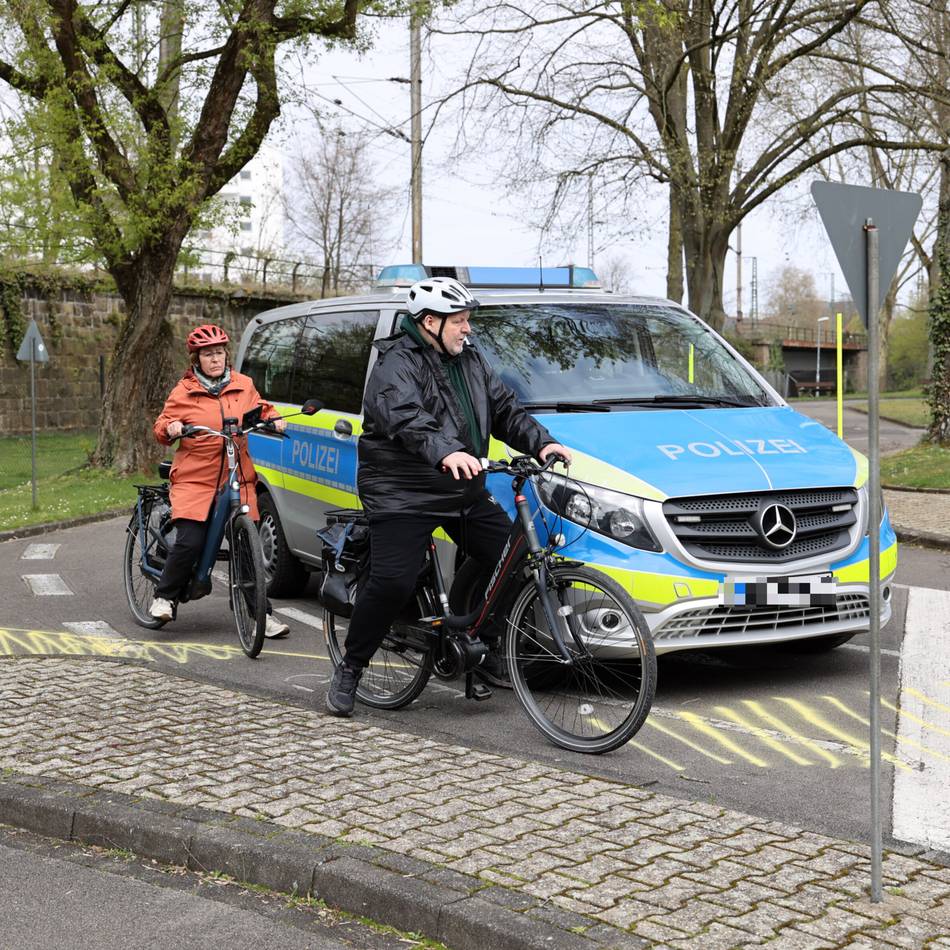 Training für Senioren in Mönchengladbach: Polizei warnt Pedelec-Fahrer vor Unfällen mit Lkw