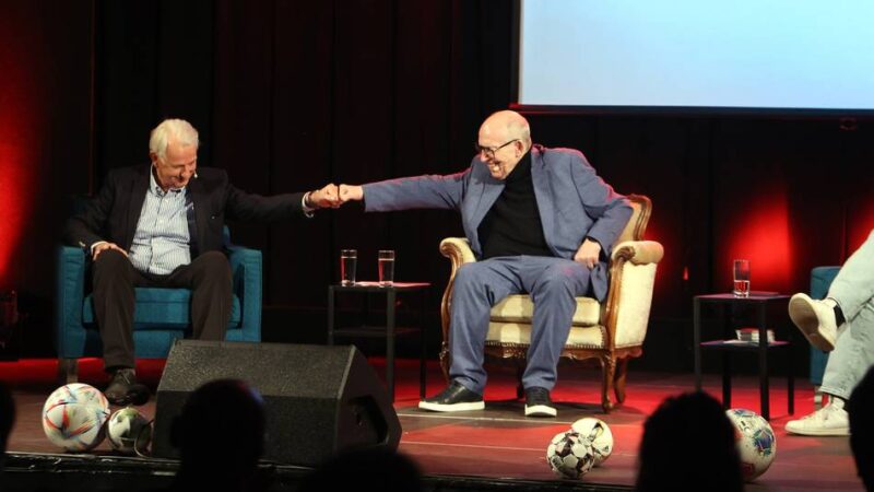 Auf der Bühne in Mönchengladbach: Reiner Calmund zeigt sich als wortgewaltiger Strippenzieher mit Herz