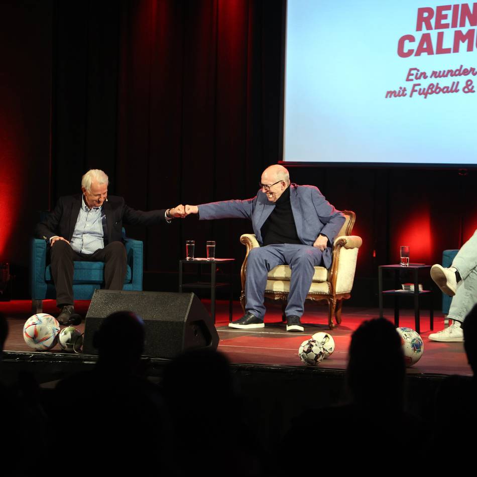 Auf der Bühne in Mönchengladbach: Reiner Calmund zeigt sich als wortgewaltiger Strippenzieher mit Herz