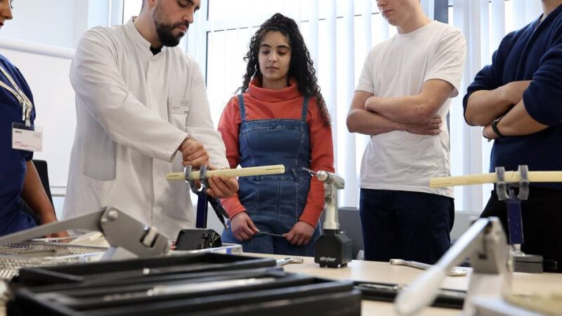 Am „Eli“ in Mönchengladbach: Medizin-Studenten üben an täuschend echten Knochen