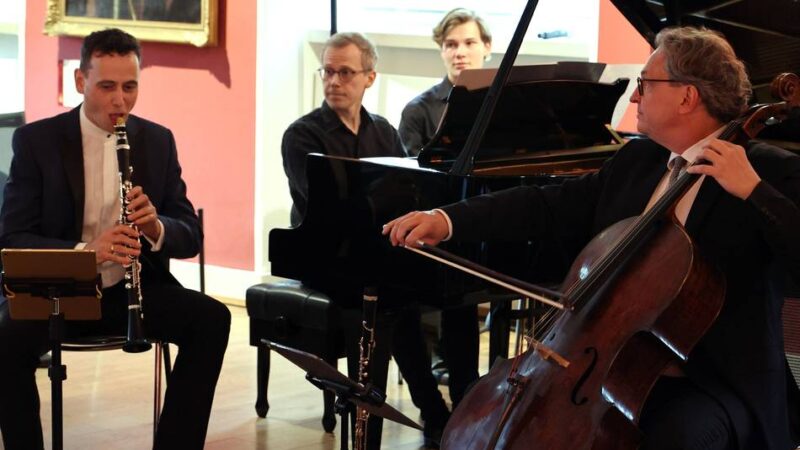 Schlosskonzert in Mönchengladbach: Trio begeistert mit Witz, Elan und einem „Juwel“