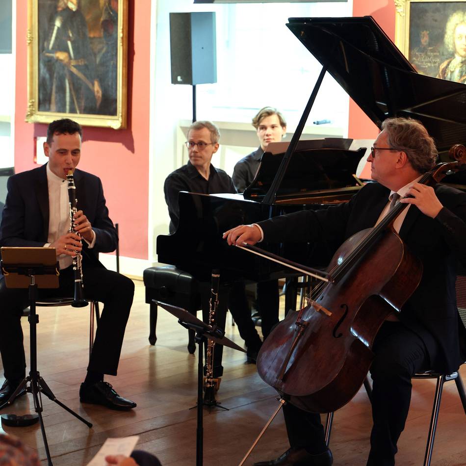 Schlosskonzert in Mönchengladbach: Trio begeistert mit Witz, Elan und einem „Juwel“