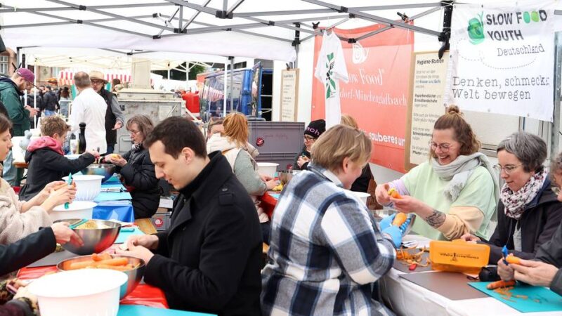 Nachhaltigkeit in Mönchengladbach: Schnippeldisko bringt gerettete Lebensmittel auf den Teller