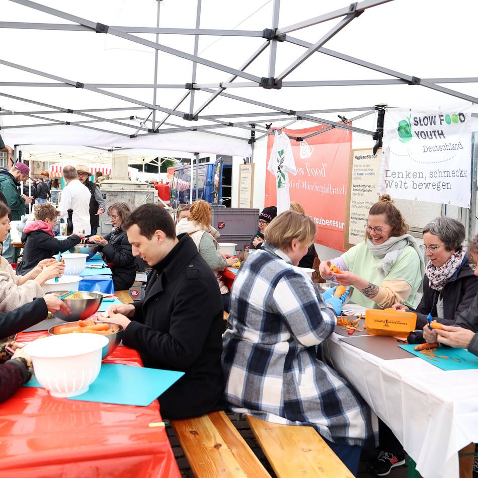 Nachhaltigkeit in Mönchengladbach: Schnippeldisko bringt gerettete Lebensmittel auf den Teller