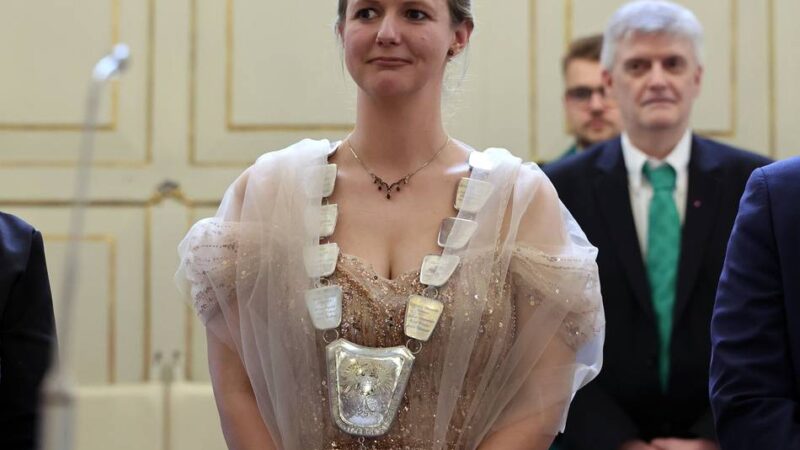 Brauchtum in Mönchengladbach: CDU-Politikerin zur Schützenkönigin gekrönt