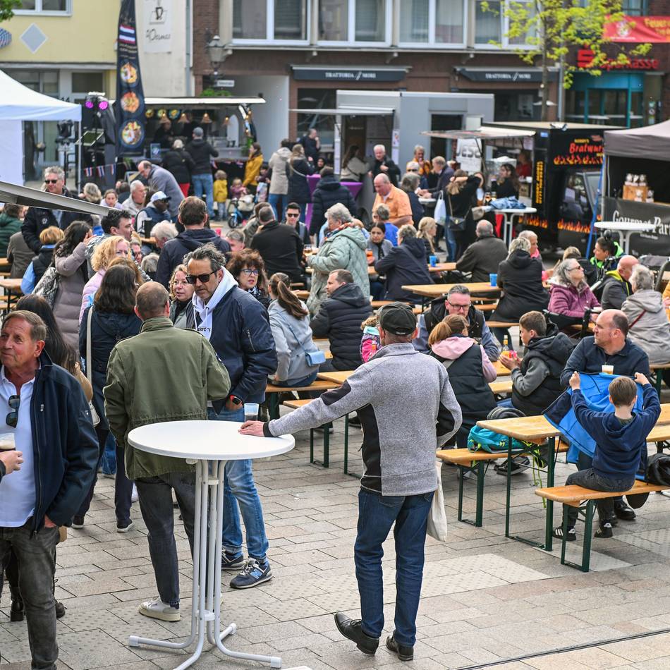 Marktplatz in Willich: Erster Feierabendmarkt der Saison