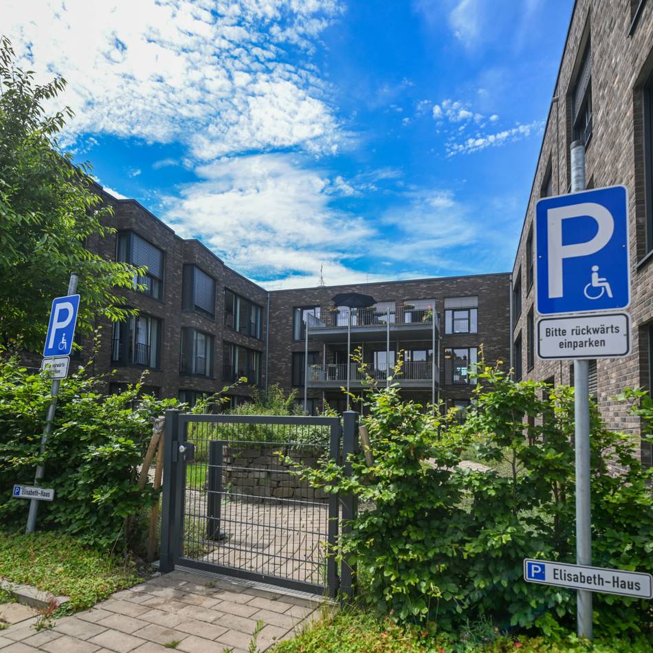 Kevelaerer wegen Misshandlung angeklagt: Altenpfleger soll Senior an den Knöcheln 20 Meter über den Boden geschleift haben