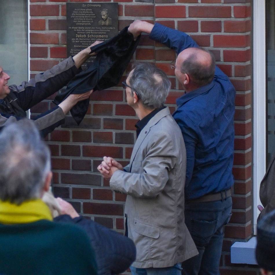 Feierliche Enthüllung: Walbecker würdigen Heimatdichter Jakob Schopmans mit Gedenktafel