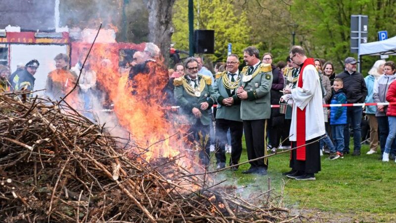 Tradition in Neersen: Gemütliches Beisammensein am Osterfeuer