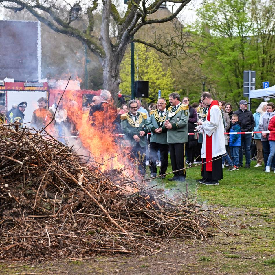 Tradition in Neersen: Gemütliches Beisammensein am Osterfeuer