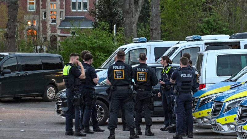 Polizei fahndet mit Hubschrauber: Gewalttätiger Sträfling flieht aus LVR-Klinik in Viersen