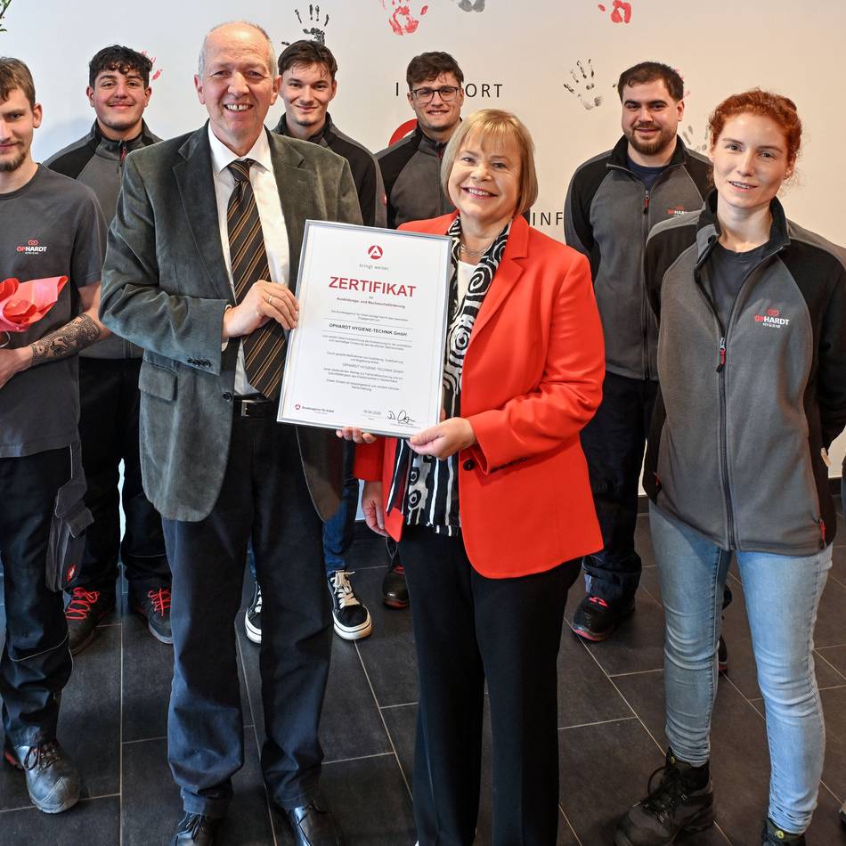 Zertifikat verliehen: Agentur für Arbeit zeichnet Ophardt Hygiene für Nachwuchsförderung aus