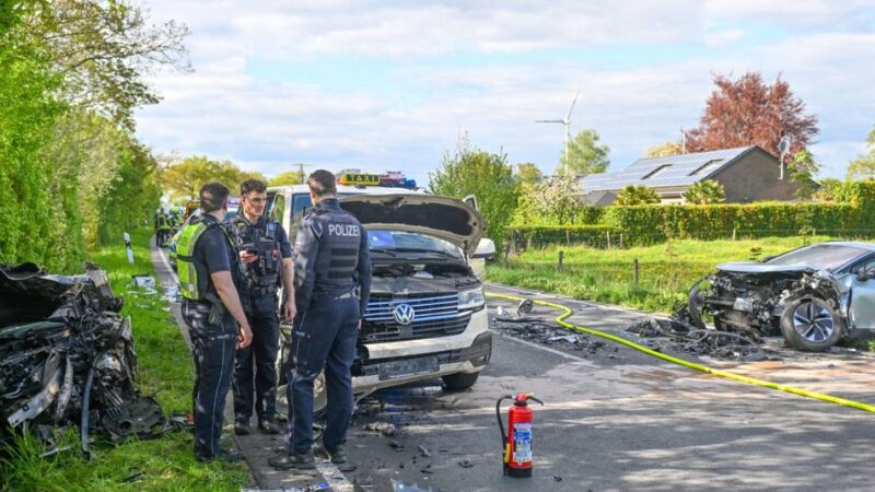 Unfall zwischen Kevelaer und Geldern: Frau stirbt nach Frontalzusammenstoß auf der B9 bei Kevelaer