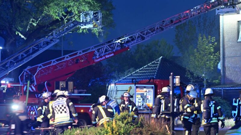 Freiwillige Feuerwehr im Einsatz: Ehemaliges Sporthotel in Grefrath brennt