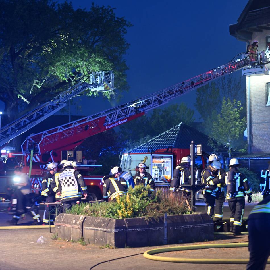 Freiwillige Feuerwehr im Einsatz: Ehemaliges Sporthotel in Grefrath brennt