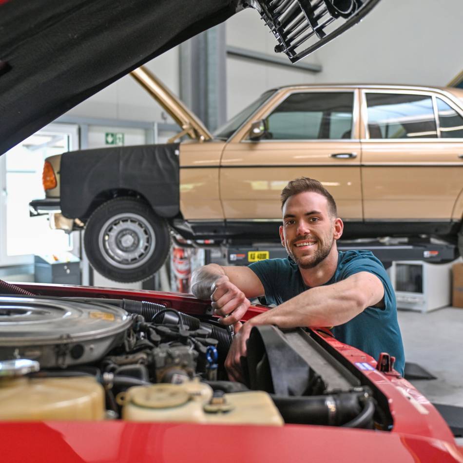 Neue Werkstatt in Wankum: Der richtige Mann für Mofas, Oldtimer und Panzer