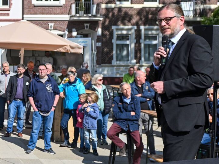 Eröffnung am Samstag: Viel Beifall für den neuen Peter-Plümpe-Platz in Kevelaer