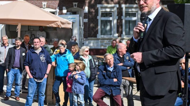 Eröffnung am Samstag: Viel Beifall für den neuen Peter-Plümpe-Platz in Kevelaer