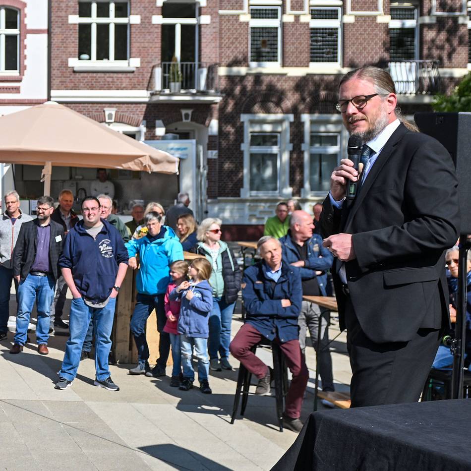 Eröffnung am Samstag: Viel Beifall für den neuen Peter-Plümpe-Platz in Kevelaer