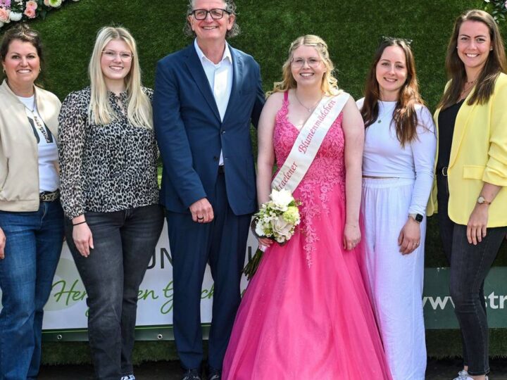 Frühlingsblumenmarkt in Straelen: Azurblauer Himmel und ein Blumenmädchen in Pink