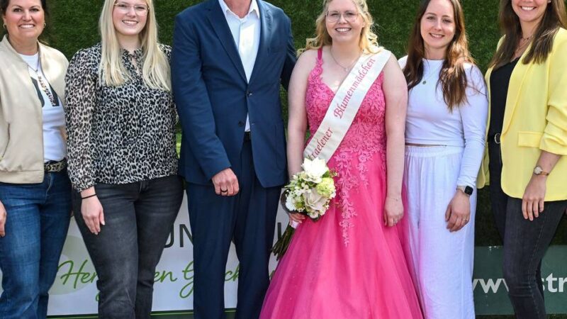 Frühlingsblumenmarkt in Straelen: Azurblauer Himmel und ein Blumenmädchen in Pink