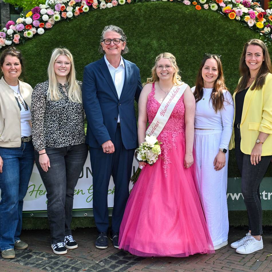 Frühlingsblumenmarkt in Straelen: Azurblauer Himmel und ein Blumenmädchen in Pink