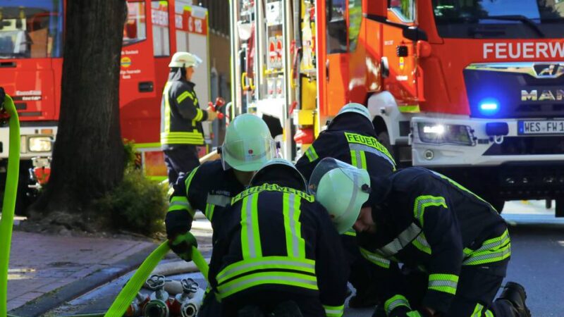 Sperrung der Hochstraße in Sonsbeck: Laub in Dachrinne fängt Feuer