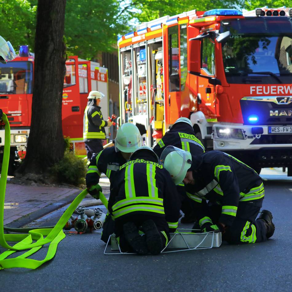 Sperrung der Hochstraße in Sonsbeck: Laub in Dachrinne fängt Feuer