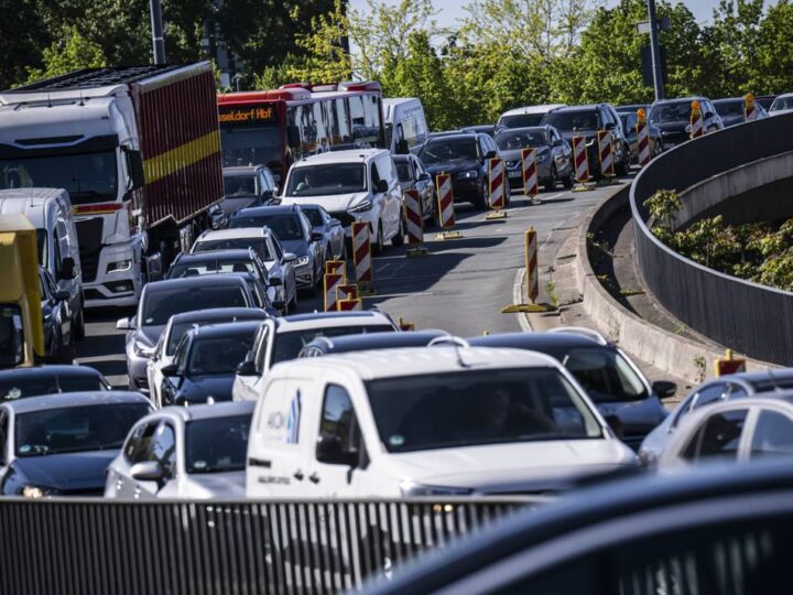 Kurzurlauber sorgen für volle Autobahnen: ADAC warnt vor Stau-Chaos am Donnerstag
