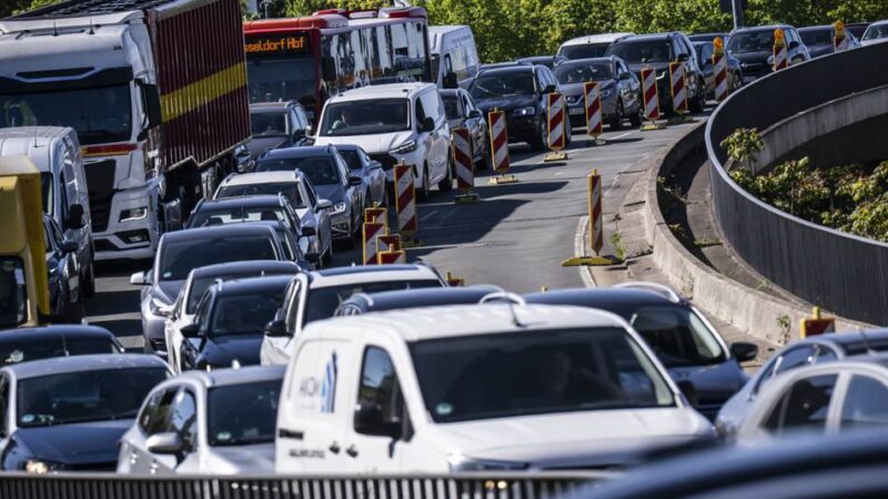 Kurzurlauber sorgen für volle Autobahnen: ADAC warnt vor Stau-Chaos am Donnerstag