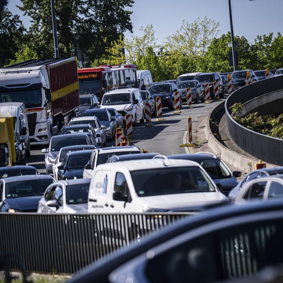 Lage verschärft: Rheinufertunnel und A44 gesperrt – Düsseldorf versinkt im Stau