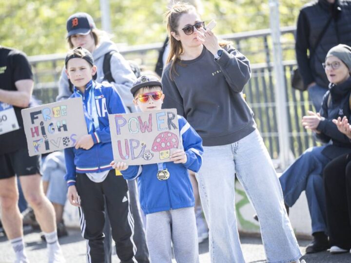 Hunderttausende Zuschauer an der Strecke: Freudentränen auf den letzten Metern – so emotional war der Düsseldorf-Marathon