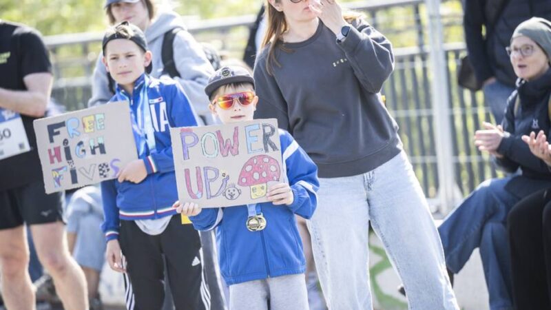 Hunderttausende Zuschauer an der Strecke: Freudentränen auf den letzten Metern – so emotional war der Düsseldorf-Marathon