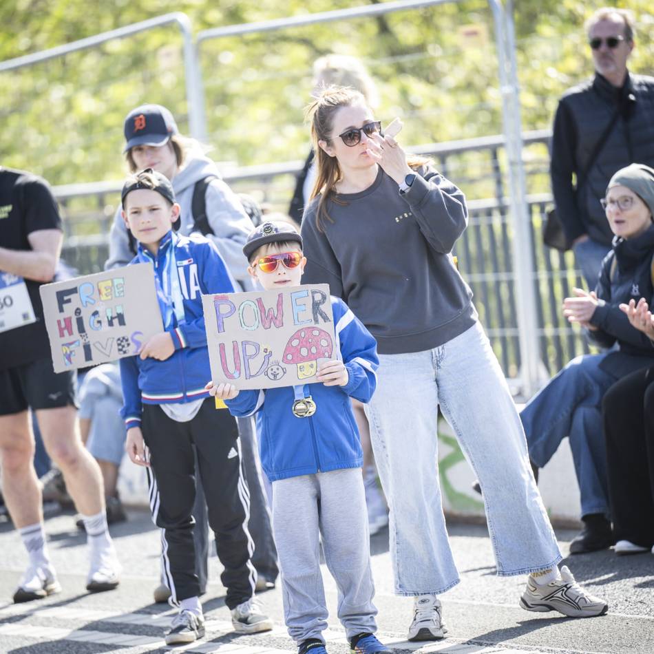Hunderttausende Zuschauer an der Strecke: Freudentränen auf den letzten Metern – so emotional war der Düsseldorf-Marathon