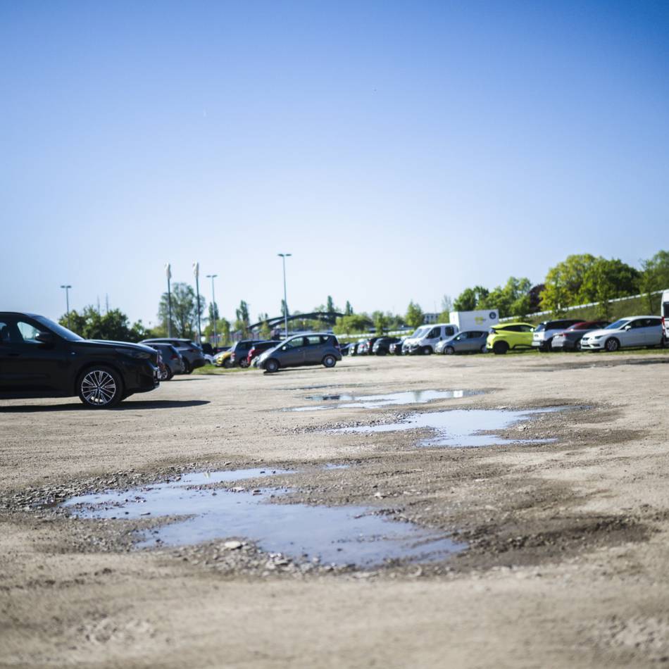 Parken in Düsseldorf: Simon-Gatzweiler-Platz wird nur notdürftig geflickt