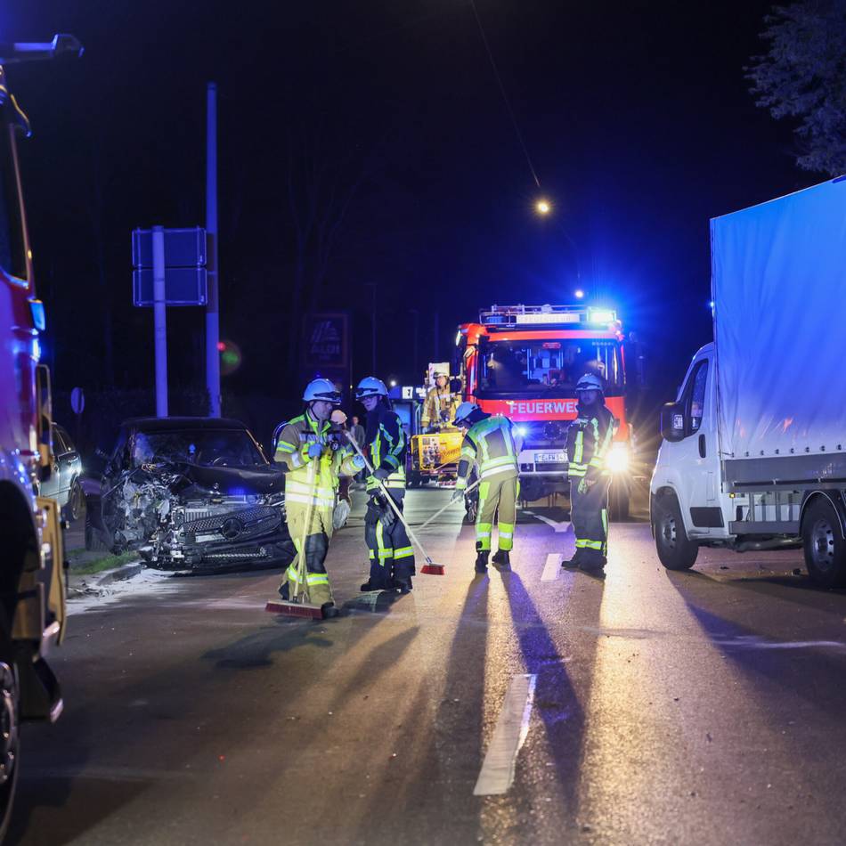 Zweimal Totalschaden an Stadtgrenze Langenfeld/Solingen: Frau will nach Raser-Unfall flüchten