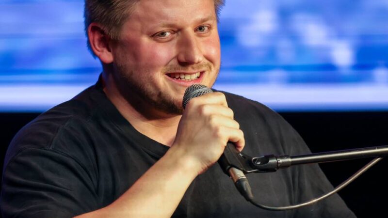 Lesung in Duisburg: El Hotzo ist zurück – und rechnet mit dem Fernsehen ab